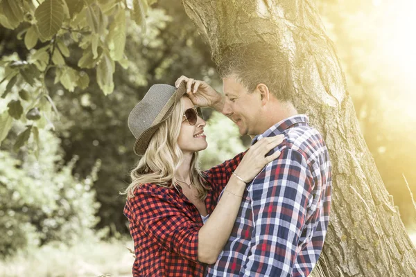 Glückliches Verliebtes Paar Kuschelt Sonnigem Tag Neben Baum Garten — Stockfoto