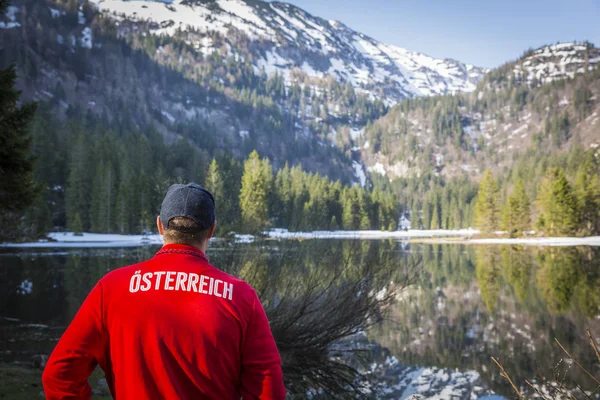 오스트리아 오스트리아 단어로 빨간색 스웨터에 등산객의 — 스톡 사진