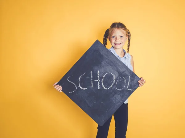 Şirin Kız Öğrenci Gülümseyen Blackboard Kelime Okul Ile Tutarak Turuncu — Stok fotoğraf