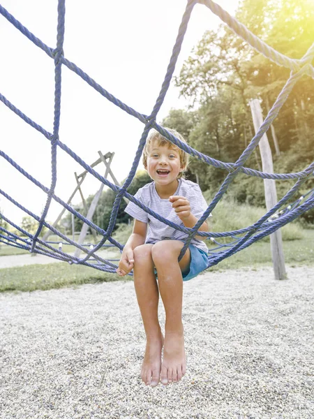 Blonder Junge Hat Spaß Beim Spielen Auf Seilkletterplatz — Stockfoto