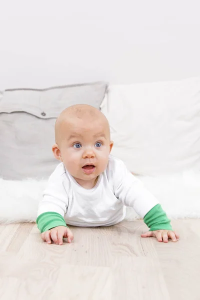 Petit Garçon Mignon Couché Sur Sol Bois Près Des Oreillers — Photo