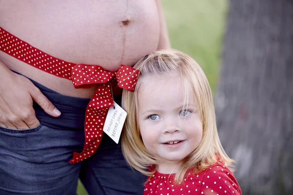 Portrait Une Petite Fille Près Mère Enceinte — Photo