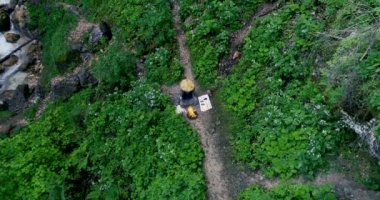 Hava drone uçuş Avrupa adam sakal ve Japon elbise yapma yangın töreni Avusturya'da büyük şelale önünde üzerinde