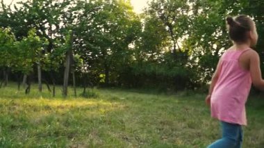 Anne ve kızı futbol topu güneşli gün açık ile oynarken 