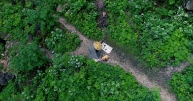Hava drone uçuş sakal ve Japon elbise yapma yangın törenle orman yakınındaki büyük şelale, Avusturya ile Avrupa adam