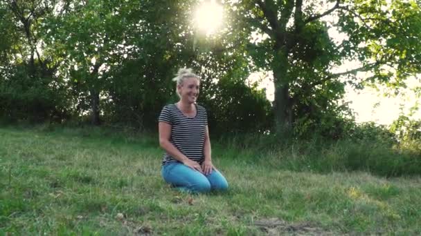 Мати Дочкою Грає Відкритому Повітрі Сонячний День — стокове відео