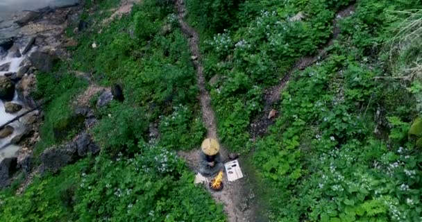 Vuelo Aéreo Drones Sobre Hombre Europeo Con Barba Bata Japonesa — Vídeo de stock