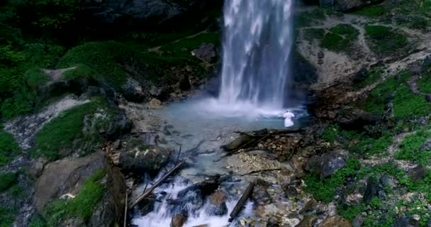 Hombre Europeo Con Bata Japonesa Haciendo Ceremonia Great Waterfall Austria — Vídeo de stock