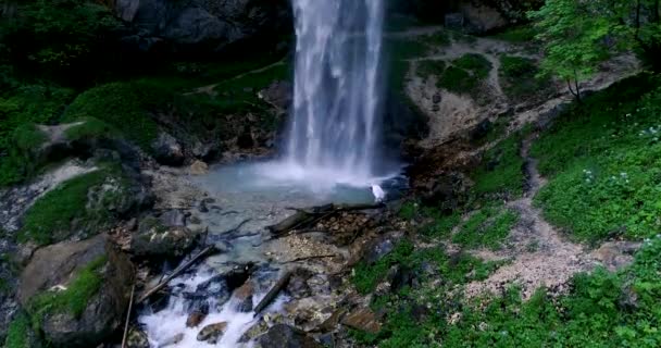 Hombre Europeo Con Bata Japonesa Haciendo Ceremonia Great Waterfall Austria — Vídeo de stock