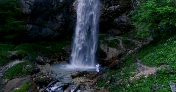 Hombre Europeo Con Bata Japonesa Haciendo Ceremonia Great Waterfall Austria — Vídeo de stock