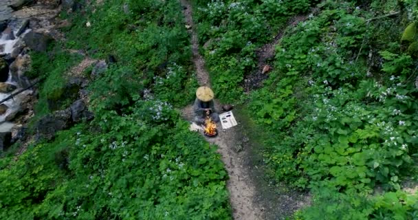 Antenn Drönare Flygning Över Europeiska Mannen Med Skägg Och Japansk — Stockvideo