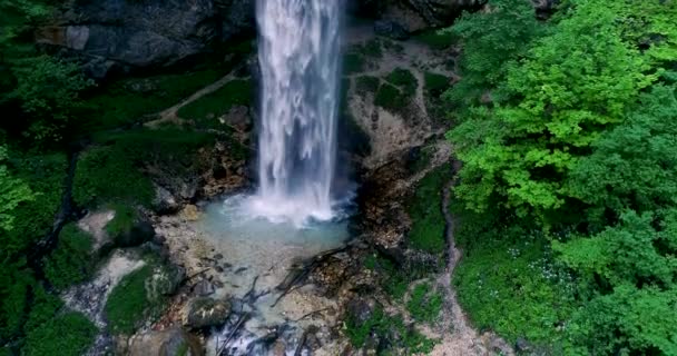 Hombre Europeo Con Bata Japonesa Haciendo Ceremonia Great Waterfall Austria — Vídeo de stock