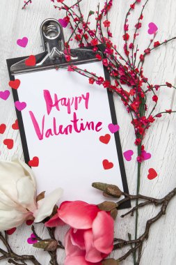 çiçekli dallar ve kırpma kurulu metin mutlu Sevgililer gününde ahşap arka plan, üstten görünüm ile bahar arka plan  