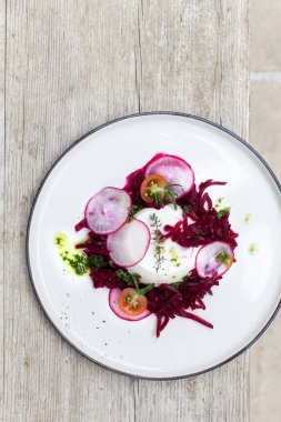  beyaz koyun peyniri ile plaka ve pancar turp ahşap arka plan üzerinde ile yakın çekim 