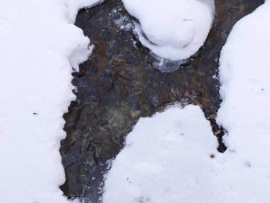 Beyaz kar altında akan soğuk nehir yakın çekim 