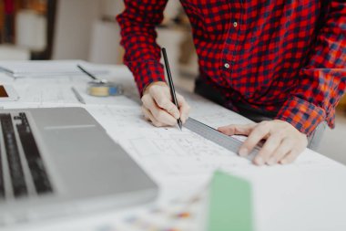 kural ve kalem ile laptop masada otururken loft projede çalışan kadın ile yakın çekim  