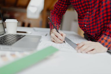 kural ve kalem ile laptop masada otururken loft projede çalışan kadın ile yakın çekim  