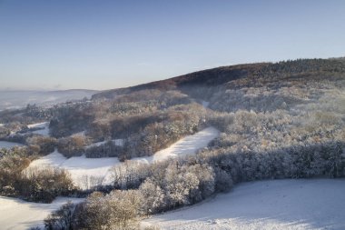 kar hava görünümünü orman güneşli kış gününde kaplı.
