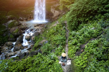 Hava drone uçuş Avrupa adam sakal ve Japon elbise yapma yangın töreni Avusturya'da büyük şelale önünde üzerinde
