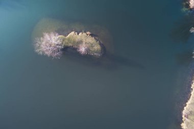 güzel küçük ada küçük donmuş derin mavi gölün ortasında görünümünü büyük uçak