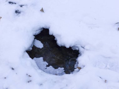Beyaz kar altında akan soğuk nehir yakın çekim 