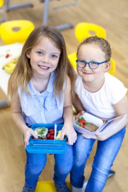 Okulda öğrenciler sağlıklı atıştırmalıklarını kendileri hazırlarlar.