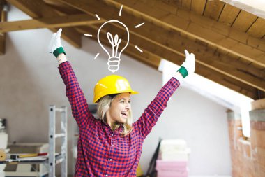 loft baş üzerinde yükseltilmiş kollar ve ampul simgesi ile ayakta güvenlik kask mutlu sarışın kadın oluşturucu, loft genişletmek için fikir kavramı 