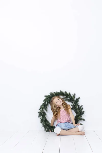 Happy Beautiful Girl Posing Christmas Wreath Isolated White Background — Stock Photo, Image