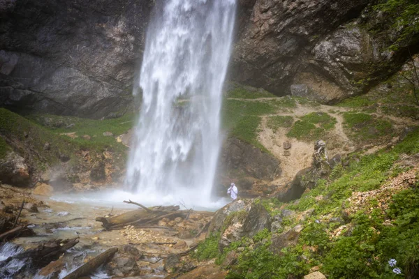 Hombre Europeo Con Bata Japonesa Haciendo Ceremonia Great Waterfall Austria — Foto de Stock