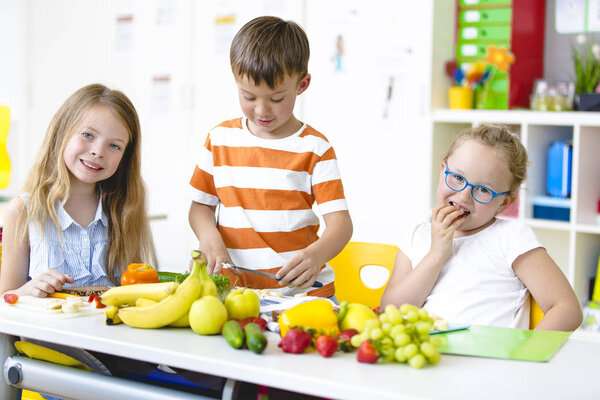 At school - Students prepare their healthy snack themselves