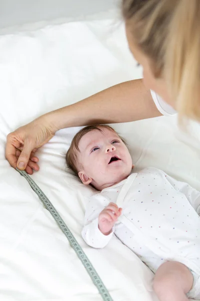 Baby Wird Von Mutter Arzt Frau Gemessen — Stockfoto