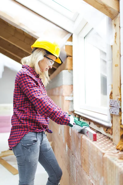 Mujer Rubia Con Casco Amarillo Guantes Verdes Planeando Expansión Del —  Fotos de Stock