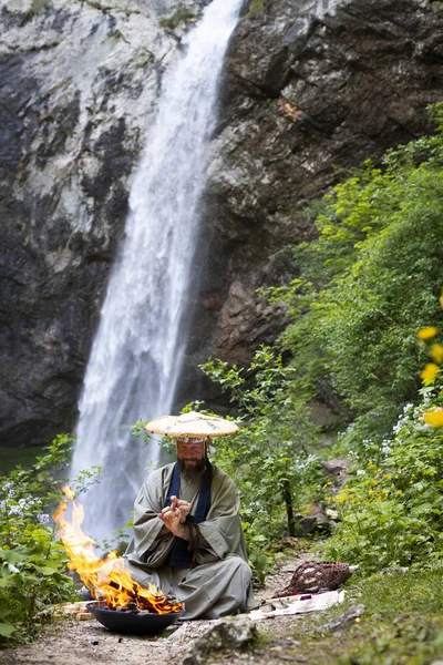 Hombre Europeo Con Barba Bata Japonesa Haciendo Una Ceremonia Fuego — Foto de Stock