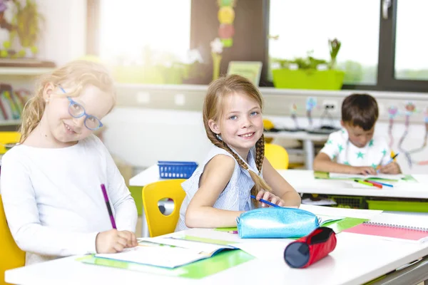 Kisgyerekek Együtt Tanulnak Osztályteremben — Stock Fotó