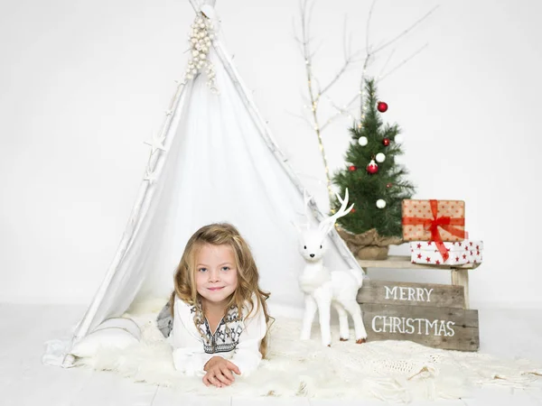 Pequena Menina Bonita Deitada Pele Branca Perto Barraca Brinquedo Com — Fotografia de Stock