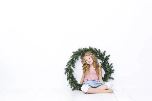 Happy Beautiful Girl Posing Christmas Wreath Isolated White Background — Stock Photo, Image