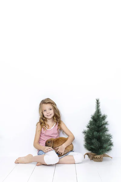 Menina Bonita Feliz Posando Com Coelho Enquanto Sentado Chão Madeira — Fotografia de Stock