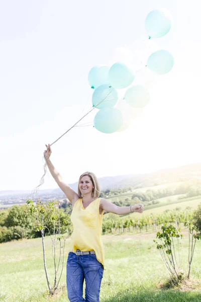 Mujer Feliz Con Globos Divirtiéndose Prado Verano Día Soleado —  Fotos de Stock