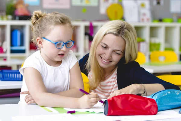 Escuela Una Profesora Guapa Ayuda Estudiante Aprender — Foto de Stock