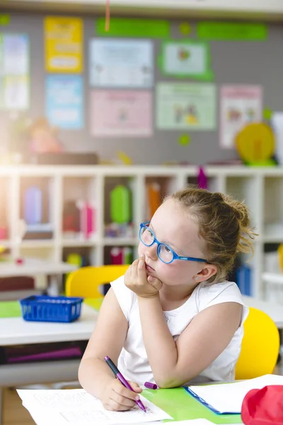 Okulda Güzel Bir Kız Düşünceli Bir Şekilde Sınıfta Oturuyor — Stok fotoğraf