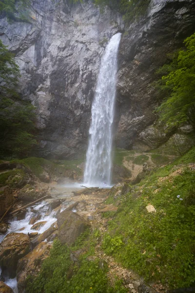 浴衣式を素晴らしい滝 オーストリアのヨーロッパ人 — ストック写真