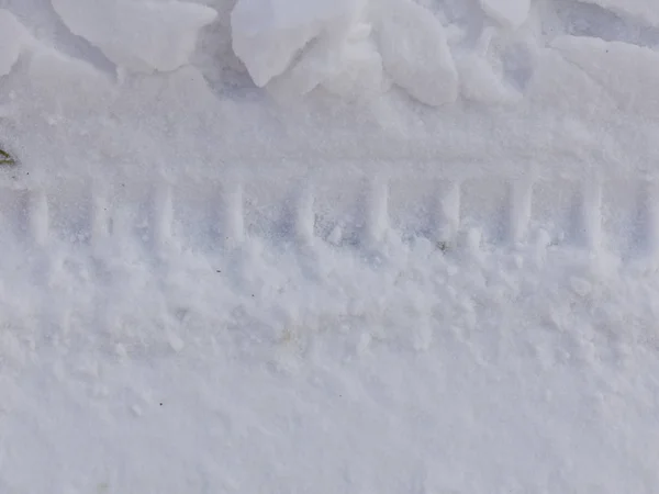 Otomobil Lastiği Yazdırır Karlı Yol Üzerinde Yakın Çekim — Stok fotoğraf