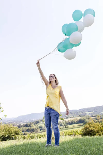 Mujer Feliz Con Globos Divirtiéndose Prado Verano Día Soleado —  Fotos de Stock