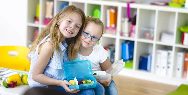 Happy Schoolgirls Eating Healthy Snack Classroom — Stock Photo, Image