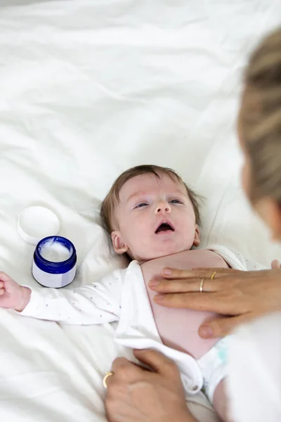 Junge Blonde Schöne Mutter Oder Arzt Cremt Ihr Baby Ein — Stockfoto