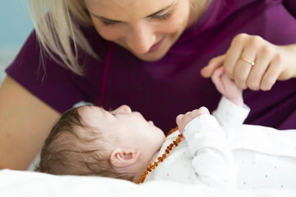 Mooie Blonde Moeder Met Haar Maanden Oude Baby Dragen Van — Stockfoto