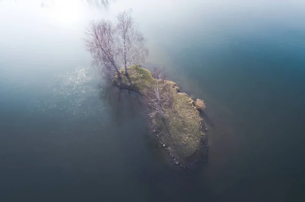 Drone Świetny Widok Pięknej Małej Wyspie Środku Małe Zamarzniętym Jeziorze — Zdjęcie stockowe
