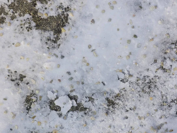Beyaz Kar Buz Gri Asfalt Zemin Üzerine — Stok fotoğraf
