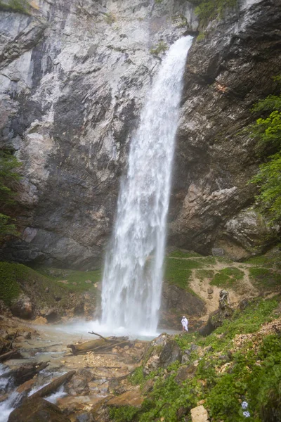 Hombre Europeo Con Bata Japonesa Haciendo Ceremonia Great Waterfall Austria — Foto de Stock