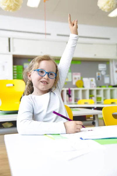 Escuela Feliz Estudiante Que Mano Aula — Foto de Stock